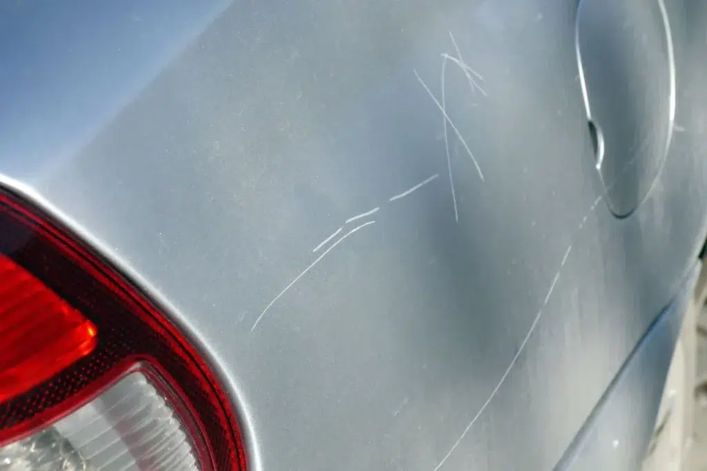Reparar un arañazo o pintar toda la pieza